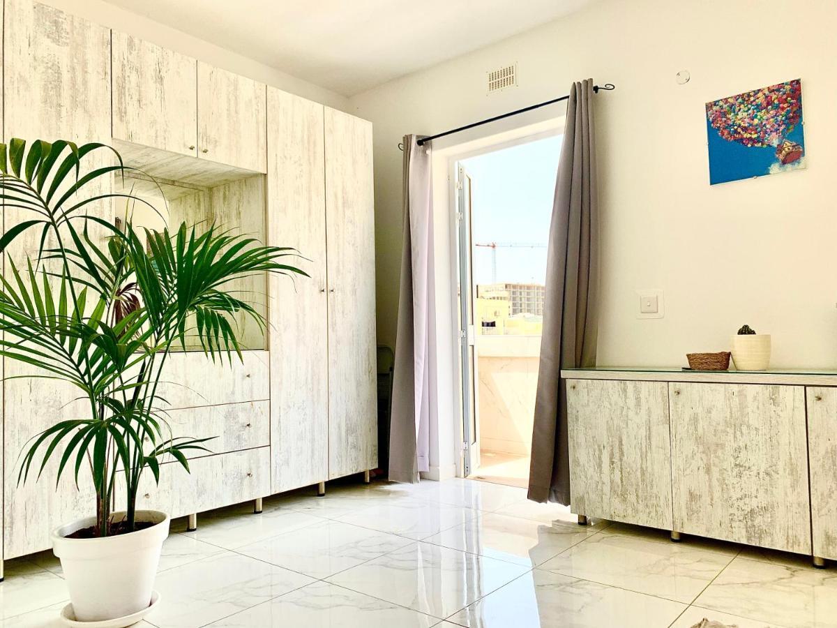 Private Bedroom With Balcony In A Shared Apartment At The Bay Of Xlendi Exterior foto